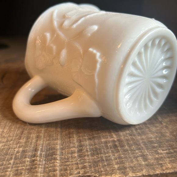Milk Glass Vintage creamer with leaf print - Picture 8 of 8